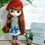 No.1111  ブルーグレーのジャケットと青い花柄スカート