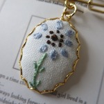 刺繍のお花のカブトピン　可憐なお花空色