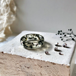 人気作品 モノトーンカラー 大人のかすみ草ブラックリング  ラインストーン入り