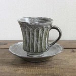 しのぎ模様の白いカップ＆ソーサ（藁灰）