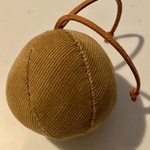 ひも付きボール  キャメル