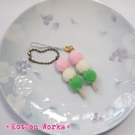 【ワンコイン♪】残り１こです！花より団子！三色だんごのあみぐるみストラップ