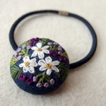 白花と紫小花ブーケ刺繍 くるみボタンヘアゴム