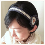 お花付き手編みのヘアバンド(ネイビー)