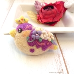羊毛フェルトの小鳥の王子様ブローチ～ブルーベリーチーズケーキ～