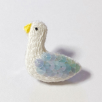 【再販】スワンのキラキラ手刺繍ブローチ
