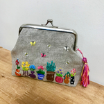 花の刺繍がま口ポーチ♪②