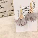  フラワータッセルピアス/グレー