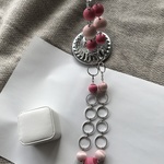 女子力アップ！ピンクシルクとメタルフープのロングネックレス