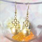コットンパールの猫ピアス（花）