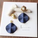 Vintage　button navy 　ピアス/イヤリング　ヴィンテージボタン　紺　大ぶり