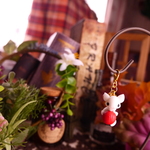 毛糸玉とネコチャーム♪（シロ）
