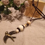 【みさき様オーダー品】【再販】鳥さん🐦とナチュラル ウッドビーズの革ひもネックレス