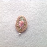 【再販】羊毛とフェルトのバラとビーズのブローチ  beige