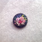 フェルトと刺繍のバラとビーズのブローチ  B