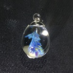ガラスのペンダント　ガラスの中の花