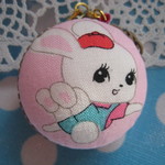マカロンケースのストラップ　(うさぎのミミちゃんと仔犬　ピンク)