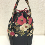 和柄と帆布の巾着バッグ（ブローチ付き）