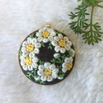 刺繍ブローチ3.5 ローマンカモミール