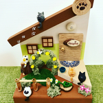 薔薇のお庭はねこだらけ