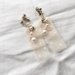 ドットチュールのフリルイヤリング（white）
