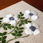 ファブリックパネル 白い花 刺繍