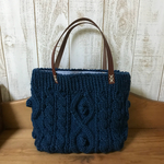 アラン模様のニットバッグ まちつき ネイビー