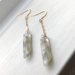 鉱石風ピアス white