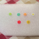 お花のカラフルプチピアス