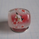 とんぼ玉　ヨーキーと花