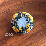 手刺繍くるみボタン (ミモザリース⁂水色)