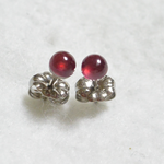 アフリカ産ルビーのスタッドピアス（4mm・チタンポスト）