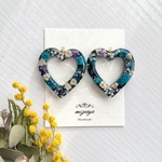揺れるハートの花飾り ピアス/イヤリング blue