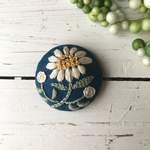 【ブローチorヘアゴムorパッチンピン】刺繍  カモミール(ブルー)