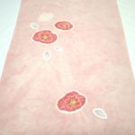 （K07）新品！正絹・濱ちりめん（浜ちりめん）・100センチ★ピンク・優しい赤の椿・部分絞り・着物はぎれ