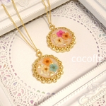 3つの花のレジンネックレス