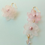 蓮花のアシンメトリーピアス(淡いピンクとホワイト)【イヤリング・ノンホールピアス交換可】《送料無料》〔Haru-No-Umi プラバン店〕