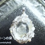 クォーツ・イン・クォーツペンダント（ワイヤーアートジュエリー☆ワイヤーアクセサリー☆ワイヤーラッピング天然石ネックレス）