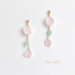 青空に舞う桜のピアス/イヤリング<フラワー><桜色>