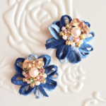 再販 デニム風リボンのお花イヤリング(ピアスへの変更可)♡