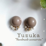 ベージュカボションに小さなパールとビジューのピアス/イヤリング