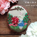 薔薇が咲くウサギの庭　刺繍ブローチ