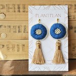 刺繍ピアス 青色×タッセル