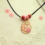 革紐とウッドビーズの桜ドロップネックレス  🌸🌸