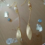 パールとリーフチャームのピアス