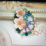 大山椒魚と桜のブローチ