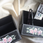 新品 送料無料 トールペイント 薔薇のデスクボックスレザー風 ペン立て リモコンスタンド