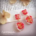 赤い花びらの大ぶりピアス