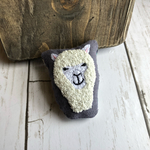 アルパカの刺繍ブローチ
