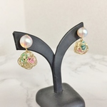 輝くパールと押し花を包むワイヤーボールピアス